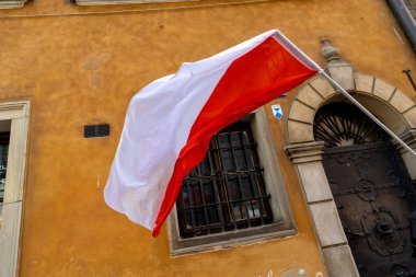 Varşova vatanseverliği ve sokak sahnelerinde Polonya ulusal bayrağı