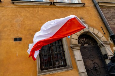 Varşova vatanseverliği ve sokak sahnelerinde Polonya ulusal bayrağı