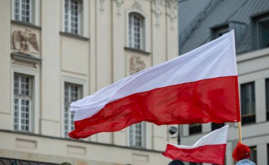 Varşova vatanseverliği ve sokak sahnelerinde Polonya ulusal bayrağı