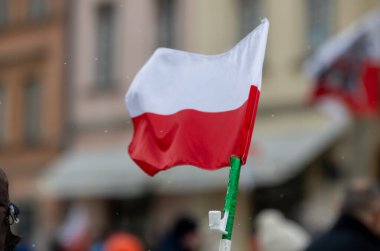 Varşova vatanseverliği ve sokak sahnelerinde Polonya ulusal bayrağı