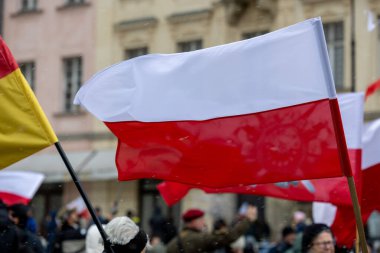 Varşova vatanseverliği ve sokak sahnelerinde Polonya ulusal bayrağı
