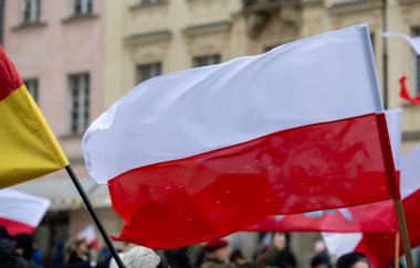 Varşova vatanseverliği ve sokak sahnelerinde Polonya ulusal bayrağı