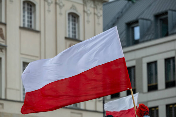 Польский национальный флаг в Варшаве патриотизм и уличные сцены