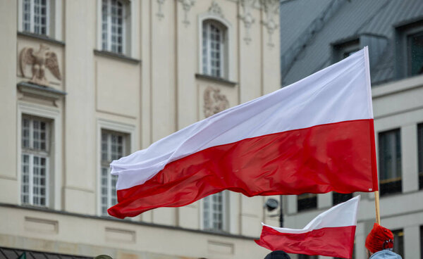 Польский национальный флаг в Варшаве патриотизм и уличные сцены