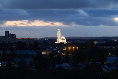 Alacakaranlıkta Kaunas Diriliş Kilisesi