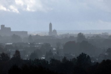 Kaunas Diriliş Kilisesi 'nin yağmurlu sisi