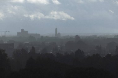 Kaunas Diriliş Kilisesi 'nin yağmurlu sisi
