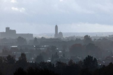 Kaunas Diriliş Kilisesi 'nin yağmurlu sisi