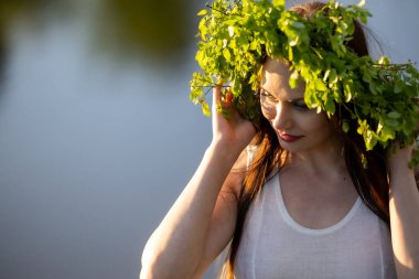 Yaprak Taç Giyen Doğadaki Güzel Kadın