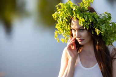 Yaprak Taç Giyen Doğadaki Güzel Kadın