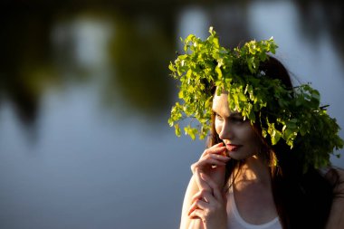 Yaprak Taç Giyen Doğadaki Güzel Kadın