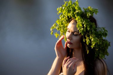 Yaprak Taç Giyen Doğadaki Güzel Kadın