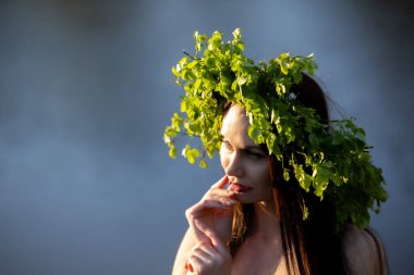 Yaprak Taç Giyen Doğadaki Güzel Kadın