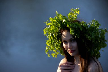 Yaprak Taç Giyen Doğadaki Güzel Kadın