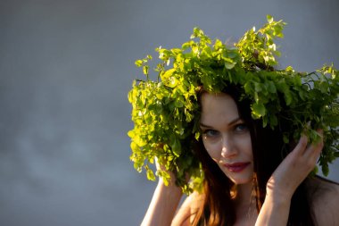 Yaprak Taç Giyen Doğadaki Güzel Kadın