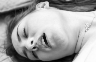 Rahat Bir Kadının Duygusal Portresi