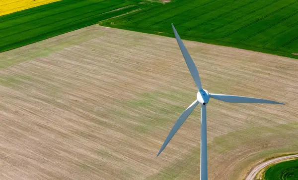 Litvanya Arazileri Üzerinde Dönen Rüzgar Türbinleri