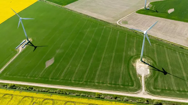Litvanya Arazileri Üzerinde Dönen Rüzgar Türbinleri