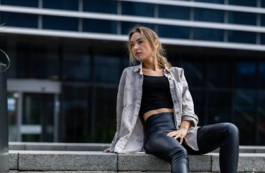 Deri Pantolon Giyen Güzel Kadın, Şehir Geometrisinde Modern Stil