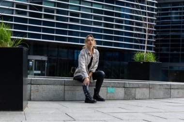 Deri Pantolon Giyen Güzel Kadın, Şehir Geometrisinde Modern Stil