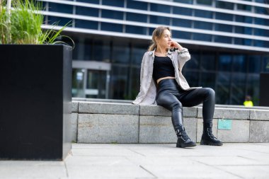 Deri Pantolon Giyen Güzel Kadın, Şehir Geometrisinde Modern Stil