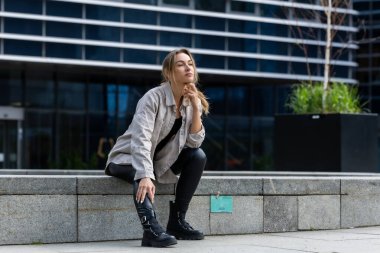 Deri Pantolon Giyen Güzel Kadın, Şehir Geometrisinde Modern Stil