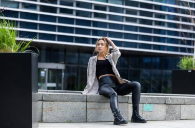 Deri Pantolon Giyen Güzel Kadın, Şehir Geometrisinde Modern Stil