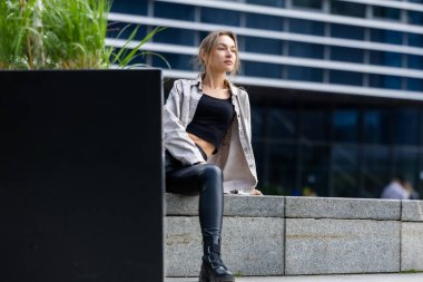 Deri Pantolon Giyen Güzel Kadın, Şehir Geometrisinde Modern Stil