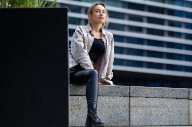 Deri Pantolon Giyen Güzel Kadın, Şehir Geometrisinde Modern Stil