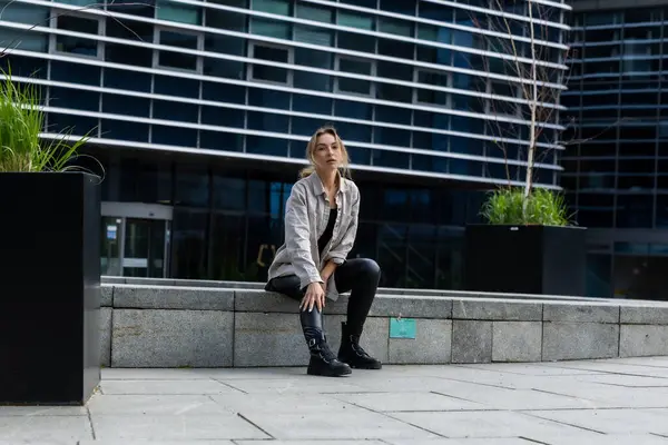 Deri Pantolon Giyen Güzel Kadın, Şehir Geometrisinde Modern Stil