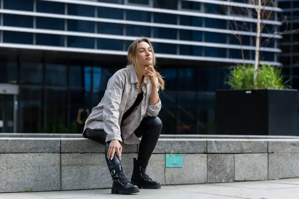 Deri Pantolon Giyen Güzel Kadın, Şehir Geometrisinde Modern Stil