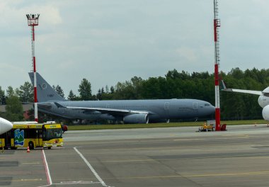 Vilnius Havaalanı 'ndaki T 057 sefer sayılı askeri uçak: Gri Airbus A330 NATO Misyonu 05 22 2025