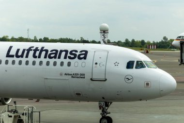 Lufthansa Airbus A321 Vilnius Havaalanı 05 22 2025 'te kalkışa hazırlanıyor.