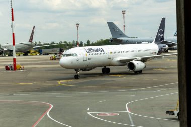Lufthansa Airbus A321 Vilnius Havaalanı 05 22 2025 'te kalkışa hazırlanıyor.