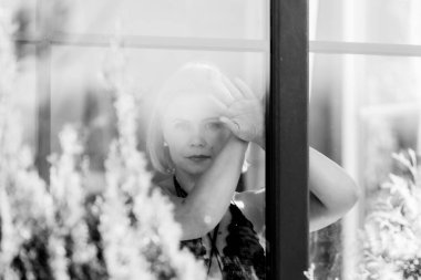 Pencerenin Arkasında Düşünceli, Üzgün, Hafif Doğal Işıkta Bir Kadın Portresi