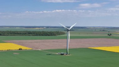 Litvanya Arazileri Üzerinde Dönen Rüzgar Türbinleri