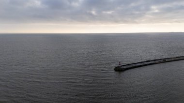 Liman Işıkları, Nida Breakwater Sakin