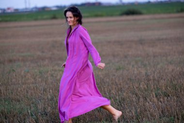 Genç Kadının Rüzgarlı Tarlalarda Özgürlük Dansı: Kadınlığın ve Özgürlüğün Uyumu