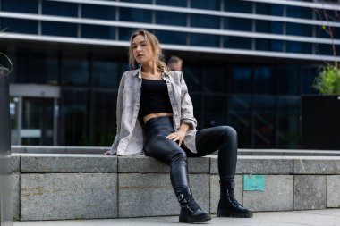 Deri Pantolon Giyen Güzel Kadın, Şehir Geometrisinde Modern Stil