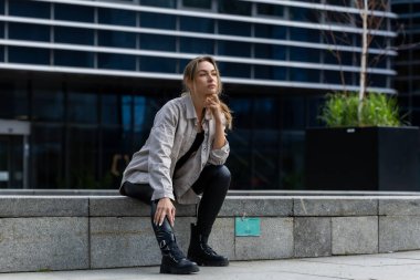 Deri Pantolon Giyen Güzel Kadın, Şehir Geometrisinde Modern Stil