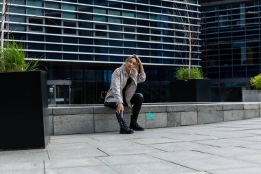 Deri Pantolon Giyen Güzel Kadın, Şehir Geometrisinde Modern Stil