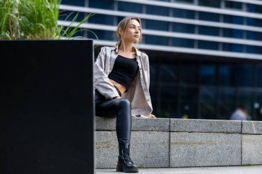 Deri Pantolon Giyen Güzel Kadın, Şehir Geometrisinde Modern Stil