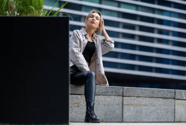 Deri Pantolon Giyen Güzel Kadın, Şehir Geometrisinde Modern Stil