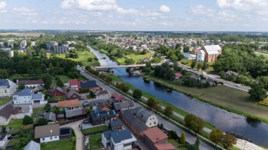 Kedainiai, Litvanya 'nın merkezinde bulunan tarihi bir kasabadır. Yukarıdan çekilen görüntülerde kırmızı çatılı eski kasabası, huzurlu Nevezis nehri, barok kiliseleri ve mimari ve doğanın uyumlu bir karışımı yer alıyor. Bu aeri