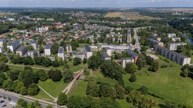 Kedainiai, Litvanya 'nın merkezinde bulunan tarihi bir kasabadır. Yukarıdan çekilen görüntülerde kırmızı çatılı eski kasabası, huzurlu Nevezis nehri, barok kiliseleri ve mimari ve doğanın uyumlu bir karışımı yer alıyor. Bu aeri