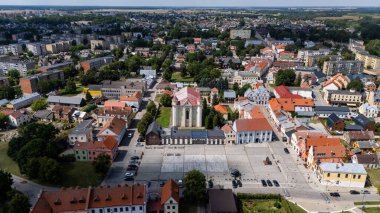 Kedainiai, Litvanya 'nın merkezinde bulunan tarihi bir kasabadır. Yukarıdan çekilen görüntülerde kırmızı çatılı eski kasabası, huzurlu Nevezis nehri, barok kiliseleri ve mimari ve doğanın uyumlu bir karışımı yer alıyor. Bu aeri