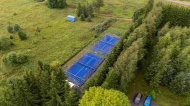 Sventoji, Palanga, Litvanya yakınlarındaki Zelv Village SPA 'nın hava manzarası. Ahşap kulübeler, göl ve modern spa tesisleri ve spor alanları olan orman çevreleri. 07 29 2025