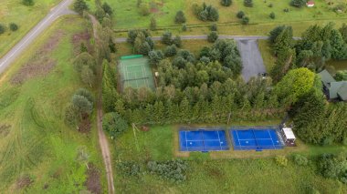 Sventoji, Palanga, Litvanya yakınlarındaki Zelv Village SPA 'nın hava manzarası. Ahşap kulübeler, göl ve modern spa tesisleri ve spor alanları olan orman çevreleri. 07 29 2025