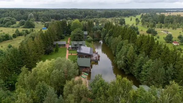 Sventoji, Palanga, Litvanya yakınlarındaki Zelv Village SPA 'nın hava manzarası. Ahşap kulübeler, göl ve modern spa tesisleri ve spor alanları olan orman çevreleri. 07 29 2025