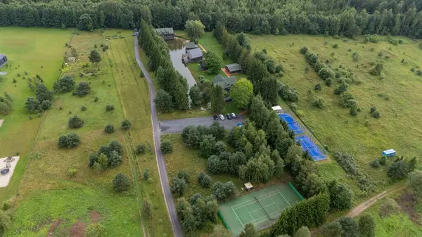 Sventoji, Palanga, Litvanya yakınlarındaki Zelv Village SPA 'nın hava manzarası. Ahşap kulübeler, göl ve modern spa tesisleri ve spor alanları olan orman çevreleri. 07 29 2025